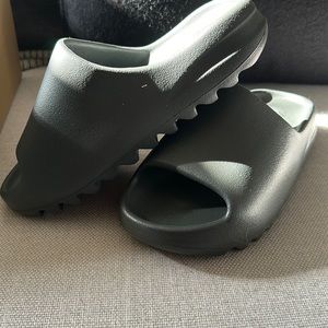New with tag Yeezy slides. I order the wrong size. Men size 7 women’s size 9.